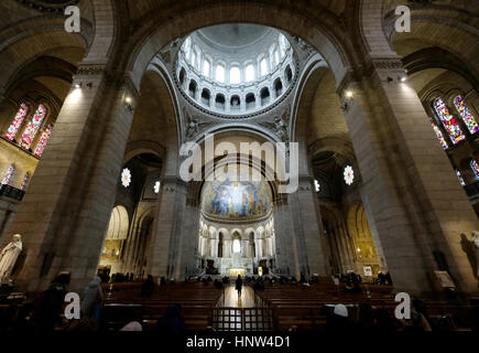 France, Paris, Montmartre, la basilique du Sacré-Cœur, conçu par l'architecte Paul Abadie et achevé en 1914. Banque D'Images