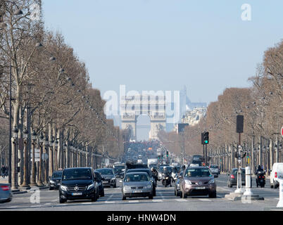 Champs Elysées : le point de vue de la Place de la Concorde jusqu'à l'Avenue des Champs-Élysées et de l'Arc de Triomphe Banque D'Images