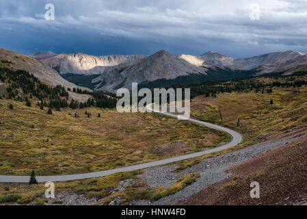 Route sinueuse dans la vallée Banque D'Images