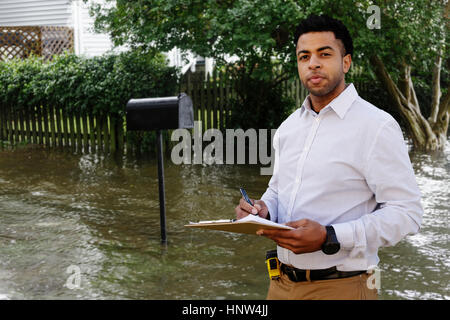 L'examen d'expert d'assurance noir dommages causés par les inondations à house Banque D'Images