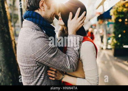 Caucasian couple rubbing noses sur sunny day Banque D'Images