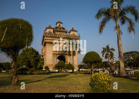 Patuxai est l'un des monuments les plus impressionnants de Vientiane ; cet arc Patuxai est appelée porte de la victoire ou un style semblable à l'Arc de Triomphe à Paris Banque D'Images