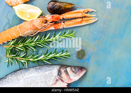 Des fruits de mer sur fond bleu Banque D'Images