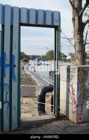 Porte Spree. Rive, rivière Spree, Schöneweide, Treptow-Köpenick, Berlin. Vue depuis le pont Edisonstrasse. Banque D'Images