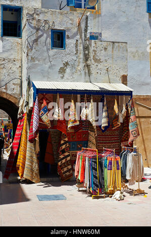 Boutiques traditionnel berbère dans la médina d'Essaouira, Maroc Banque D'Images