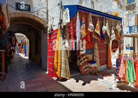 Boutiques traditionnel berbère dans la médina d'Essaouira, Maroc Banque D'Images