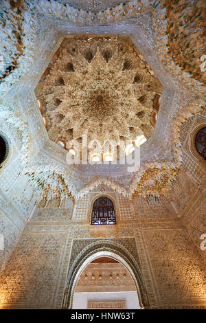 Mauresque ou morcabe Arabesque de stalactites au plafond de la salle des Deux Sœurs, Palacios Nazaries Alhambra. Grenade, Andalousie, espagne.