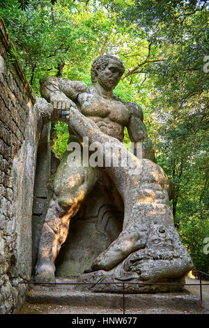 Géants, reprenting staue de lutte la bataille d'Hercule,c. 1513-84, le Parc des Monstres ou le bois sacré d'Bamarzo, Italie Banque D'Images