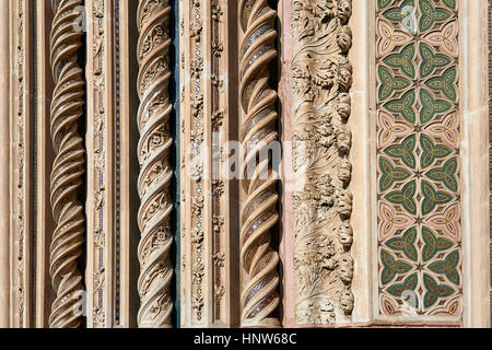 Colonnes décoratives sculptées médiévales sur la 14e siècle de style gothique toscan façade de la cathédrale d'Orvieto, conçu par Maitani, Ombrie, Italie Banque D'Images