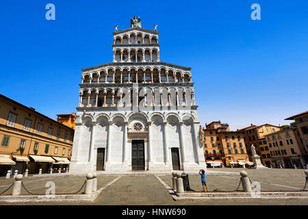 Façade de St Michel du 13e siècle de la façade romane San Michele in Foro, Lucca, Toscane, Italie Banque D'Images