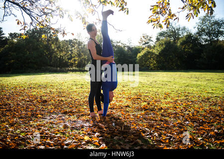 Deux femmes faisant du yoga dans le parc jour d'automne Banque D'Images