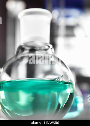 Dans un laboratoire de l'expérience chimique Banque D'Images