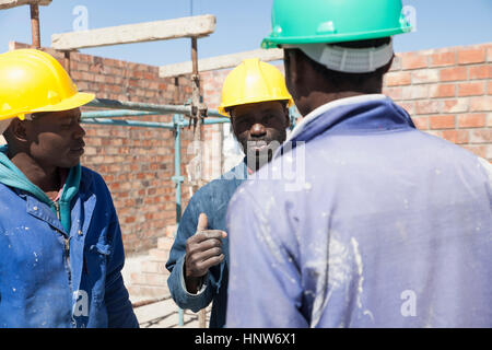 Parler des constructeurs on construction site Banque D'Images