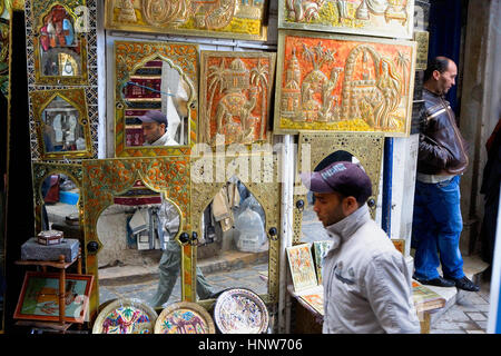 Tunisie : Ville de Tunis.Medina. L'artisanat laiton, dans la rue Jamaa Zitouna Banque D'Images