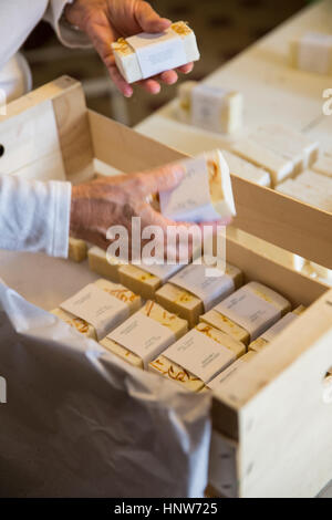 Les mains des femmes dans des savons d'emballage savon artisanal atelier Banque D'Images