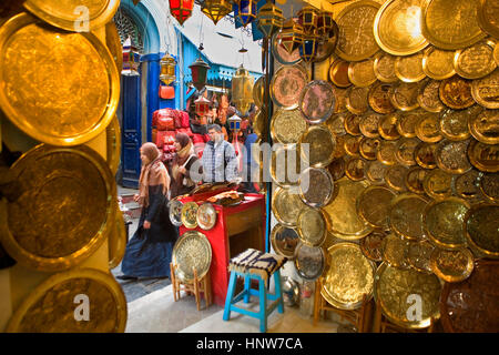 Tunisie : Ville de Tunis.Medina.Artisanat laiton, dans la rue Jamaa Zitouna Banque D'Images