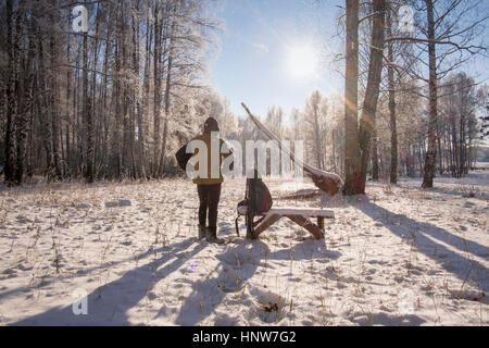 En hiver, l'homme de la forêt de l'Oural, Russie Banque D'Images