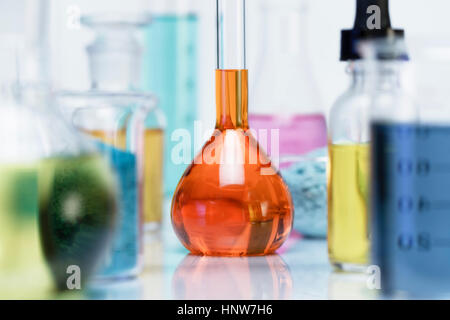 Fiole volumétrique de solution de dichromate de potassium, avec divers flacons de sels de métaux de transition, des produits chimiques secs et les solutions Banque D'Images