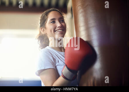 Jeune boxer sac de boxe dans une salle de sport Banque D'Images