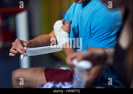 Cropped shot of young male et femelle mains bandage boxeurs Banque D'Images