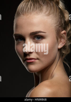 Portrait of teenage girl, cheveux blonds, tête et épaules Banque D'Images