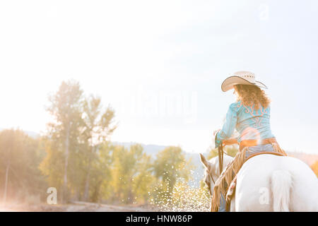 Mature Woman riding horse, Missoula, Montana, USA Banque D'Images