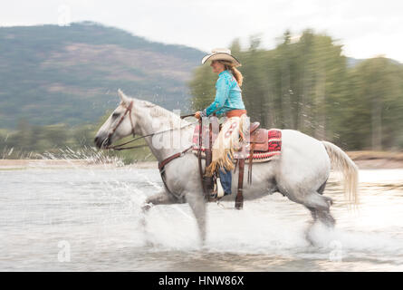 Mature Woman riding horse, Missoula, Montana, USA Banque D'Images