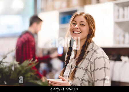 Woman having coffee in cafe Banque D'Images