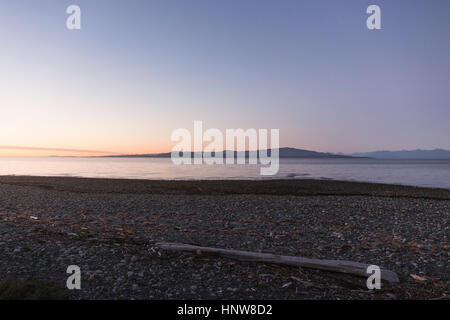 Journal de grève sur la plage au crépuscule, Rathrevor Beach Provincial Park, l'île de Vancouver, Colombie-Britannique, Canada Banque D'Images