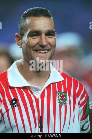 VINNIE JONES WALES & Wimbledon FC 18 Novembre 1996 Banque D'Images