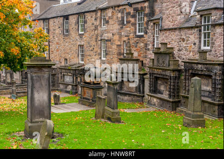 Dans la cour de l'église de Greyfriars ibuild sur les côtés des bâtiments sur le Grassmarket Édimbourg, Écosse. Banque D'Images