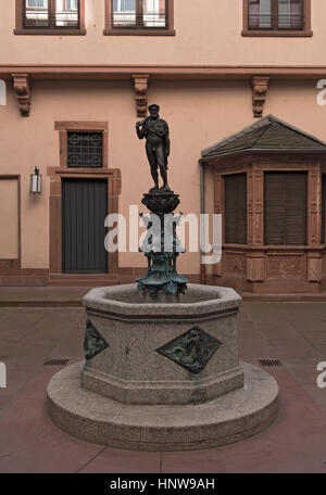 Hercules fontaine dans la cour de l'hôtel de ville Roemer, Francfort, Allemagne Banque D'Images