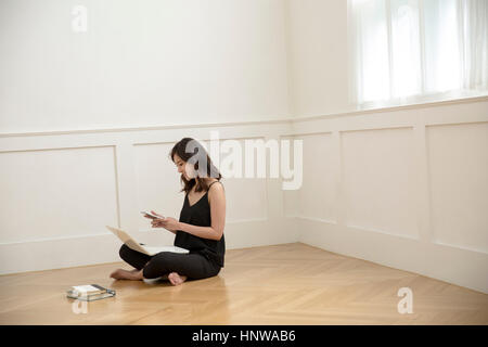 Young woman using smartphone Banque D'Images