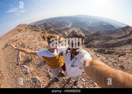 Couple qui à l'selfies Fish River Canyon, destination de voyage pittoresque dans le sud de la Namibie. Fisheye Vue de dessus en contre-jour. Banque D'Images