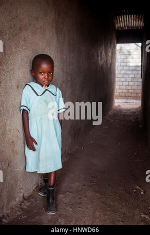 Fille, dans le village de pêcheurs de l'île de Rusinga, Kolunga, Lac Victoria, Kenya Banque D'Images