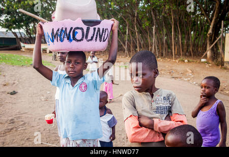 Les enfants, dans le village de pêcheurs de l'île de Rusinga, Kolunga, Lac Victoria, Kenya, Africa Banque D'Images