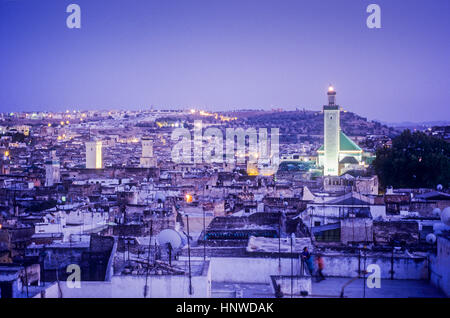 Ligne d'horizon. Une vue sur la Médina, classée au Patrimoine Mondial de l'UNESCO, Fès, Maroc, Afrique. Banque D'Images