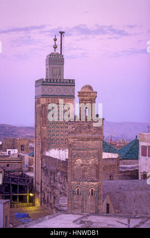 Ligne d'horizon. Droit au minaret de Sidi, Lazaze à gauche minaret de la Medersa Bou Inania, Medina, Site du patrimoine mondial de l'UNESCO, Fès, Maroc, Afrique. Banque D'Images