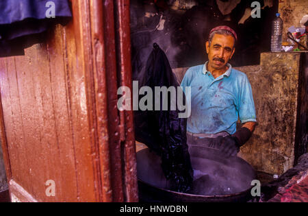 Travail Dyer, Medina, Site du patrimoine mondial de l'UNESCO, Fès, Maroc, Afrique. Banque D'Images