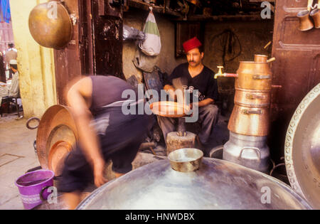 Souk de laiton, comme Place Seffarine square, Médina. Fès.Maroc Banque D'Images