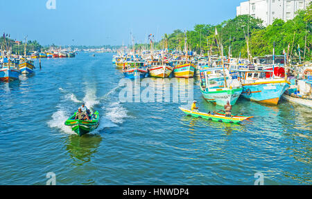 NEGOMBO, SRI LANKA - le 25 novembre 2016 : les bateaux naviguant dans le lagon, occupé avec de nombreux chalutiers de pêche, le 25 novembre à Negombo. Banque D'Images