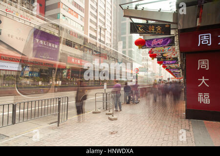 Hong Kong, Chine - le 18 février 2014 : Les personnes en attente de l'autobus à l'arrêt de bus dans le quartier de Kowloon, le 18 février 2014 à Hong Kong, Chine. Banque D'Images