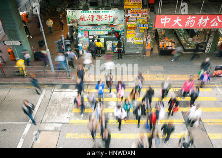 Hong Kong - 18 février : Les personnes qui traversent la rue à Mong Kok, Kowloon, Hong Kong le 18 février 2014. Banque D'Images