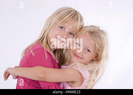 Communiqué de modèle, Zwei, blonde froehliche Maedchen umarmen sich - deux heureux, fille blonde Banque D'Images