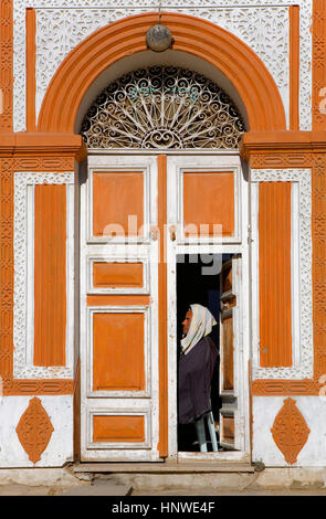 Tunez : Kairouan. Medina. Porte d'une maison Banque D'Images