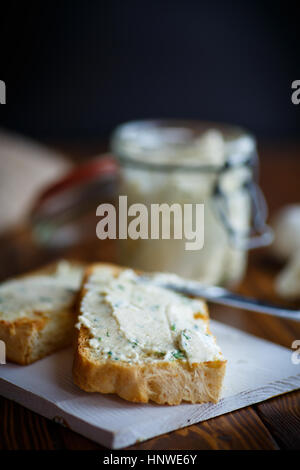 Toast avec du fromage frit coller avec les fines herbes et l'ail sur un tableau sombre Banque D'Images