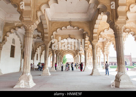 Agra, Inde - 03 octobre 2014 : Torists regardant le Diwan I Am (Hall d'Audience publique) dans Fort d'Agra le 03 octobre, 2014, Agra, Inde. Banque D'Images