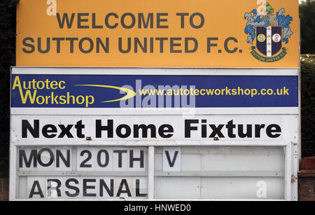 Une vue générale d'un signe de la prochaine publicité Sutton United montage approprié, qui est contre l'arsenal le lundi 20 février, 2017 à Gander Green Lane, London. Banque D'Images