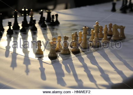 Un jeu d'échecs sur une table avant une compétition avec chiffres blancs en premier plan Banque D'Images