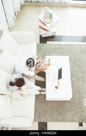 High angle view of couple avec animaux domestiques Banque D'Images